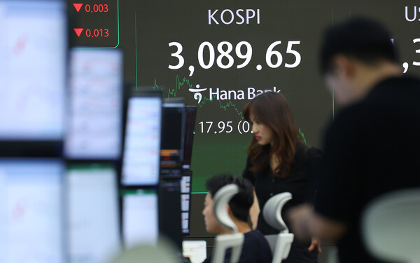 코스피가 강세 국면이 지속되자 증권가에선 연내 4000까지 오를 수 있다는 전망을 내놓고 있다. 사진은 오늘 서울 중구 하나은행 본점 딜링룸 현황판에 코스피 지수가 표시된 모습. /연합뉴스