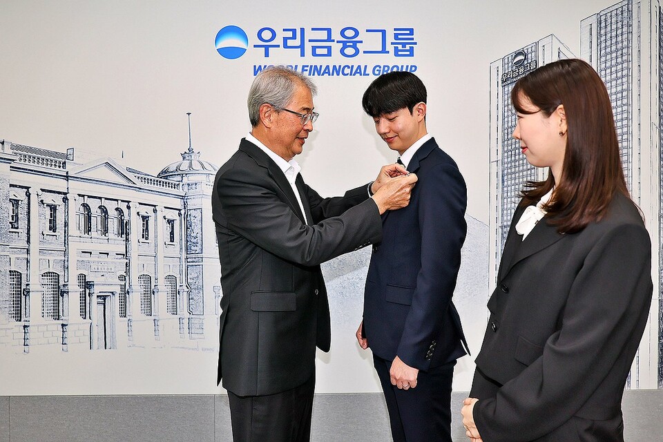 우리금융그룹이 동양생명과 ABL생명을 공식적으로 자회사로 편입했다. 1일 임종룡 우리금융 회장(왼)은 동양생명, ABL생명 직원에게 디지털 선도 의미를 담은 보조휘장을 달아줬다. /우리금융그룹