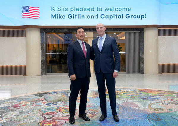 김성환 한국투자증권 사장(왼쪽)과 마이크 기틀린 캐피털그룹 CEO가 전략적 협의를 마치고 기념사진을 찍고있다. /한국투자증권