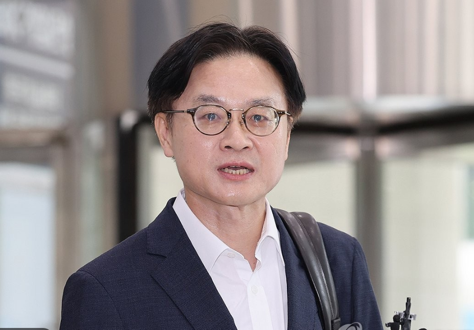 산업통상자원부 장관 후보자로 지명된 김정관 두산에너빌리티 사장이 지난달 30일 서울 강남구 한국기술센터에 마련된 인사청문회 준비사무실로 첫 출근하며 취재진의 질문에 답하고 있다. /연합뉴스