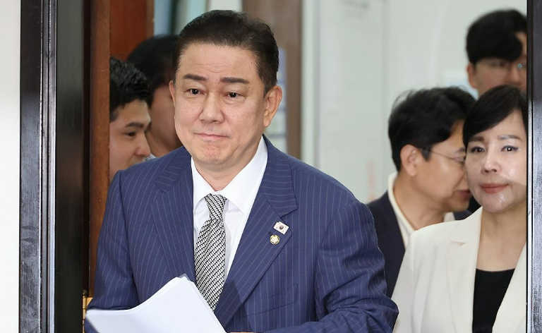 김병기 더불어민주당 당대표 직무대행 겸 원내대표가 2일 서울 여의도 국회에서 열린 최고위원회의에 참석하고 있다. /연합뉴스