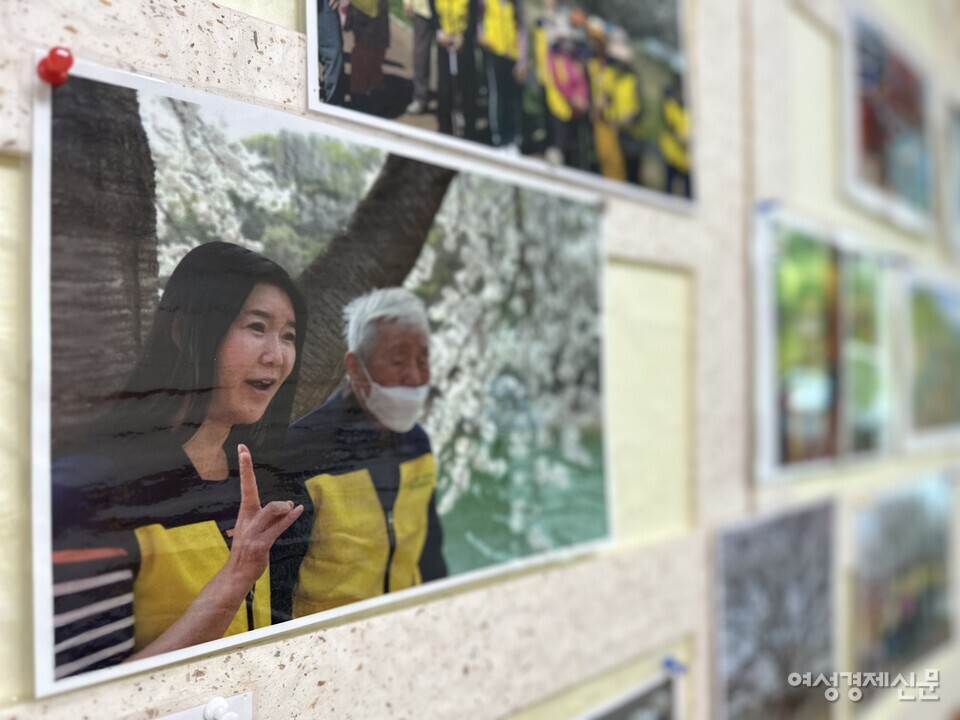 충남 천안에는 법인이 아닌 개인이 50~60세대 규모의 유료양로시설을 직접 운영하는 곳이 있다. '천안실버타운'과 '뉴천안실버타운'이다. 사진은 뉴천안실버타운 내부에 게재된 김진희 원장(왼쪽)과 입주자 사진이다. /김정수 기자