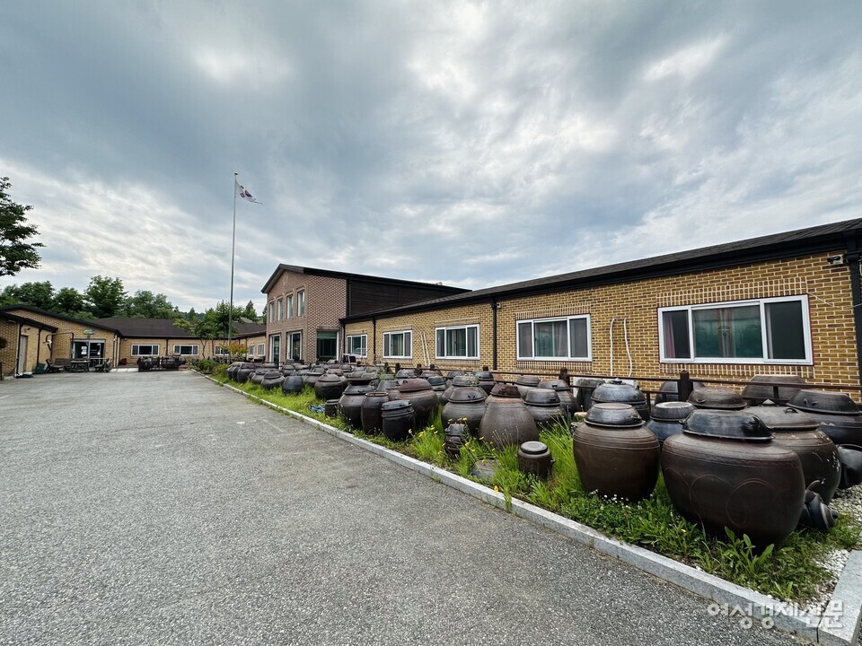 천안실버타운과 뉴천안실버타운 모두 단층형 구조이며 바로 옆에 자리 잡고 있다. 사진은 천안실버타운이다. /김정수 기자