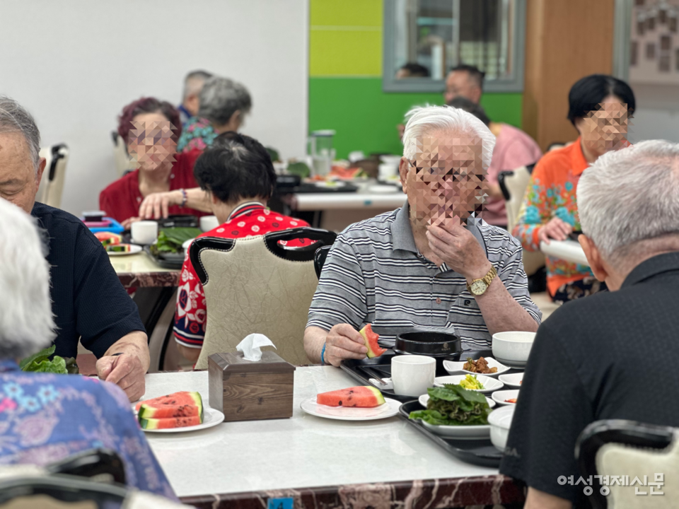 김진희 원장은 "입소자의 급식은 위탁이 아니라 직영으로 친환경적인 먹거리를 제공하기 위해 노력하고 있다"며 "음식으로 모든 병을 최소화할 수 있다고 보고 있기 때문에 인스턴트 음식이나 금액에 맞는 위탁 음식을 선호하지 않고 제철에 나는 음식을 제 손으로 직접 기르거나 채취해서 어르신들에게 제공하고 있다"고 했다. /김정수 기자