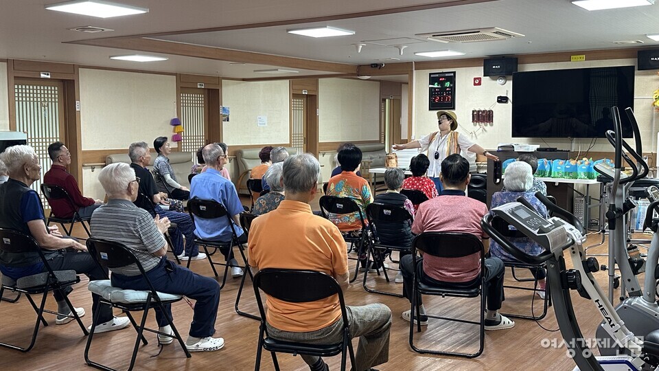 김진희 원장은 "오후엔 외부 강사가 와서 여러 프로그램을 진행한다"며 "노인 체조, 노래 교실, 북 수업, 붓글씨 등 다양하게 한 시간 정도 진행한다. 프로그램 외에도 고스톱 치는 모임, 안마받는 그룹, 수다 모임도 있다. 음식 주문해서 나눠 드시거나 가볍게 술 한잔하시는 경우도 있다"고 설명했다.  /김정수 기자