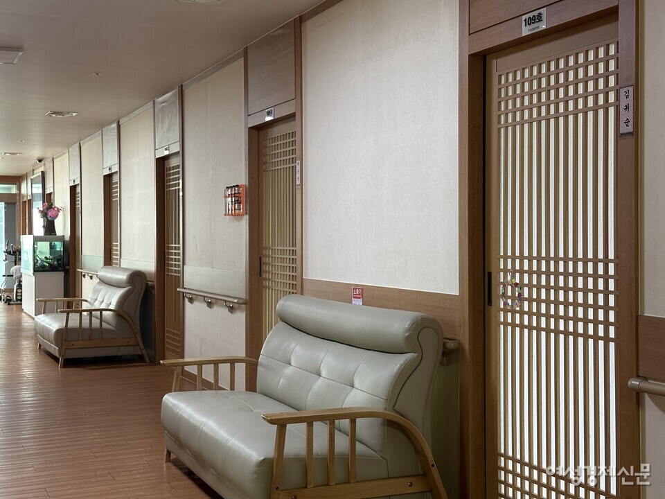뉴천안실버타운 객실 앞 복도 모습 /김정수 기자