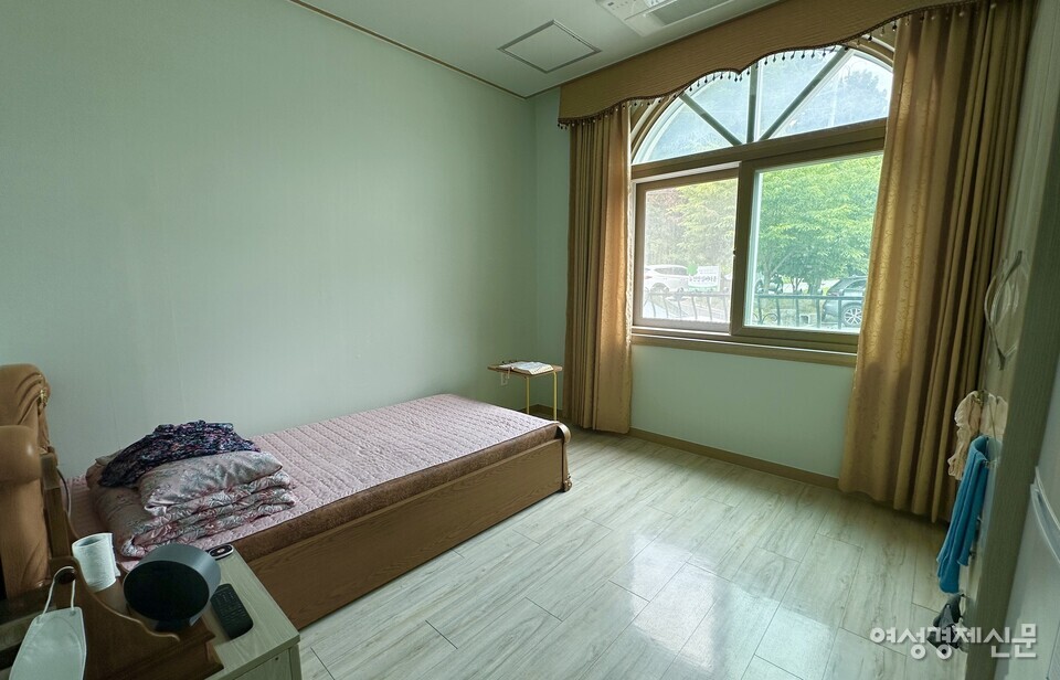 뉴천안실버타운 1인실 내부 모습이다. /김정수 기자