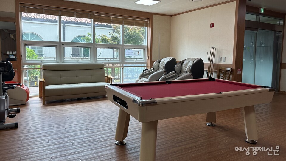 뉴천안실버타운 내부 모습. 안마의자, 실내 자전거, 당구대 등이 있다. /김정수 기자