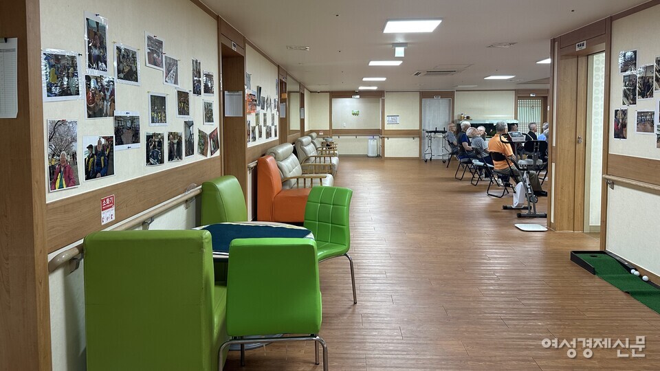 뉴천안실버타운 복도 모습. 벽에는 입주자와 직원들의 사진이 붙어있다. /김정수 기자