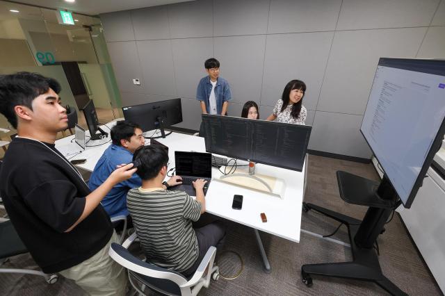 KT 기술혁신부문 연구원들이 서초구 KT 우면연구센터에서 믿음 20을 테스트하고 있는 모습 /KT