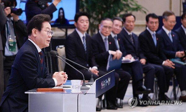 이재명 대통령이 3일 청와대 영빈관에서 열린 '대통령의 30일, 언론이 묻고 국민에게 답하다' 기자회견에서 발언하고 있다. /연합뉴스