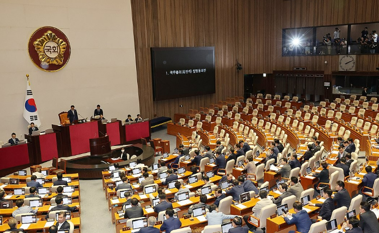 3일 국회 본회의에서 국민의힘 의원들이 불참한 가운데 김민석 국무총리 후보자 임명동의안이 상정되고 있다. /연합뉴스