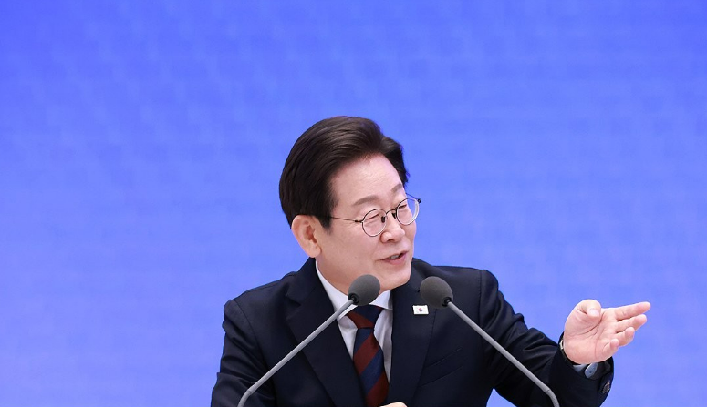 이재명 대통령이 3일 청와대 영빈관에서 열린 '대통령의 30일, 언론이 묻고 국민에게 답하다' 기자회견에서 발언하고 있다. 그는 "'정의로운 통합'을 향한 여정을 시작했다"라며 통합 의지를 다시 한번 보였다. /연합뉴스