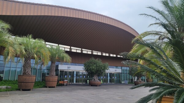 국립생태원 에코리움 입구. 정문이나  서문에서 입장해서 조금 걸으면 에코리움이 나타난다. /사진=김성주