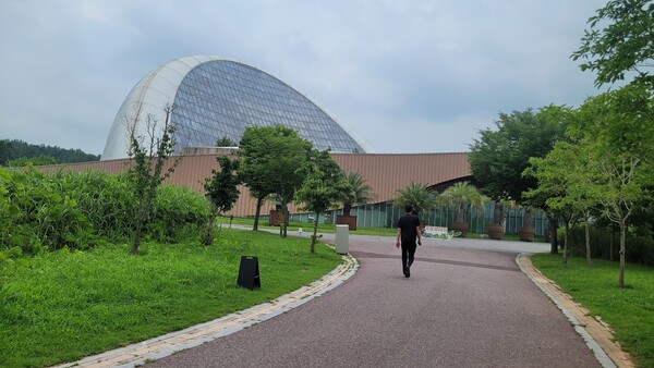 국립생태원 에코리움 전경. 거대한 돔형 온실이다. /사진=김성주