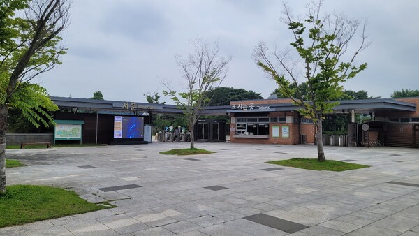 장항역을 내려와 굴다리를 지나면 국립생태원 후문이 다소곳하게 자리하고 있다.