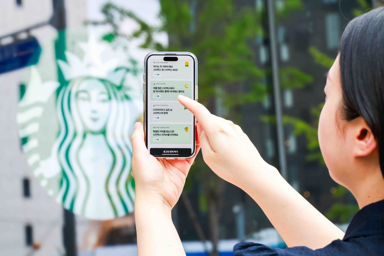 스타벅스 코리아가 네이버 지도앱에서 다양한 상황에 따라 방문하기 좋은 맞춤형 스타벅스 매장을 소개하고, 매장에서 이용할 수 있는 음료 1+1 쿠폰을 제공하는 이벤트를 전개한다. /스타벅스 코리아