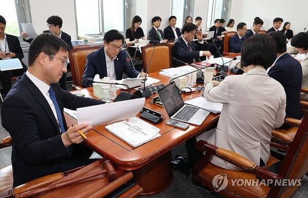 지난 2일 국회에서 열린 예산결산특별위원회의 2025년도 제2회 추가경정예산안 등 조정소위원회가 더불어민주당 소속 한병도 위원장의 주재로 열리고 있다. /연합뉴스