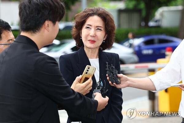 이진숙 사회부총리 겸 교육부 장관 후보자가 6월 30일 오전 서울 여의도 한국교육시설안전원에 마련된 인사청문회 준비 사무실로 출근하며 취재진의 질문을 듣고 있다. /연합뉴스