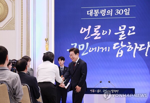 이재명 대통령이 3일 청와대 영빈관에서 열린 '대통령의 30일, 언론이 묻고 국민에게 답하다' 기자회견에 입장해 취재진과 인사하고 있다. /연합뉴스