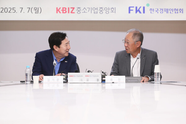 7일 류진 한국경제인협회 회장(오른쪽)이 여의도 중소기업중앙회관에서 열린 '한경협-중기중앙회 민생살리기 업무협약식'에서 대화를 나누고 있다. /한경협