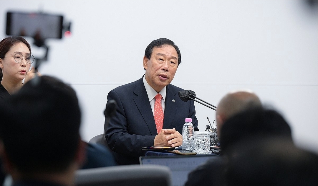 최민호 세종시장이 지난 2024년 7월 17일 오전 시청에서 열린 기자간담회에서 기자들의 질문에 답변하고 있다. /연합뉴스