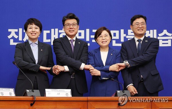 왼쪽부터 국민의힘 김은혜 정책수석부대표, 더불어민주당 진성준 정책위의장, 국민의힘 김정재 정책위의장, 더불어민주당 이정문 정책위 수석부의장이 7일 국회에서 회동하고 있다. /연합뉴스