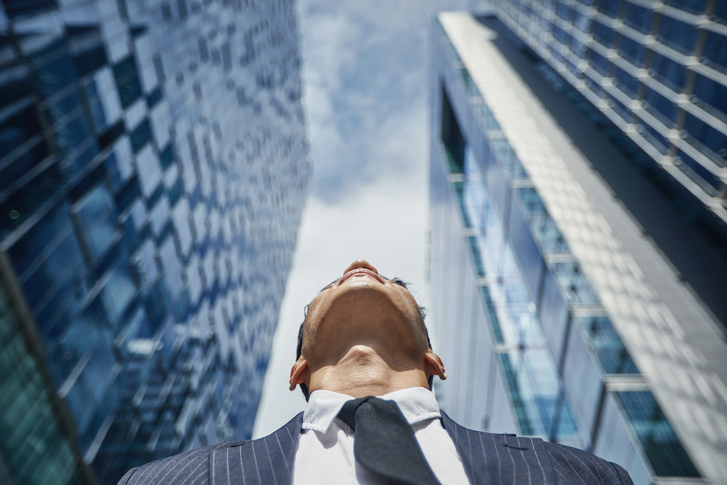 현행 노인복지법은 실버타운 운영을 법인·단체에 한정하고 전담조직·인력을 요구해 개인·신생기업 진입이 어렵다. 정부는 규제 완화를 검토 중이나, 법 개정 없이는 실질적 개선이 어렵다는 지적이 나온다. /게티이미지뱅크