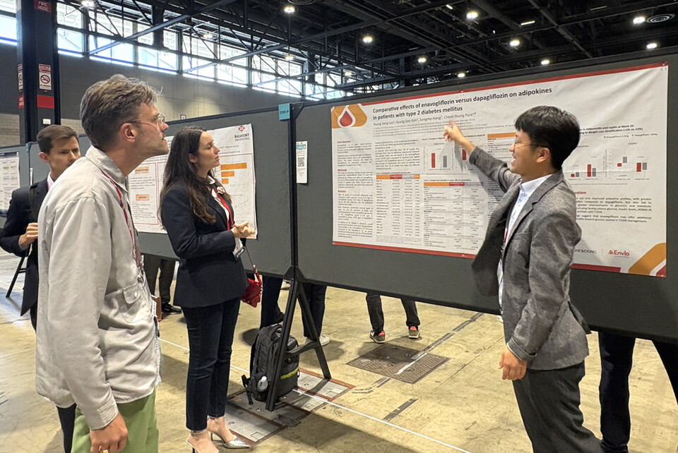 류영상 조선대학교 내분비대사내과 교수(맨 오른쪽)가 참관객에게 연구 결과를 설명하고 있다. /대웅제약