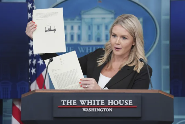 7일 캐롤라인 레빗 백악관 대변인이 브리핑에서 도널드 트럼프 미국 대통령이 이재명 대통령에게 발송한 관세 서한을 보여주고 있다. /AP=연합뉴스