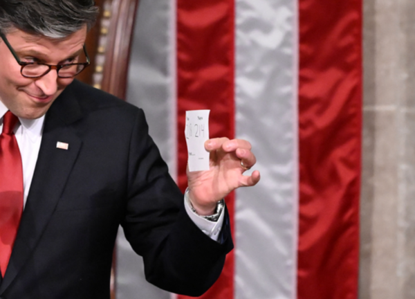 3일 마이크 존슨 미국 하원의장이 도널드 트럼프 대통령의 감세 법안에 대한 하원 투표 집계 결과를 보여주고 있다. /AFP=연합뉴스