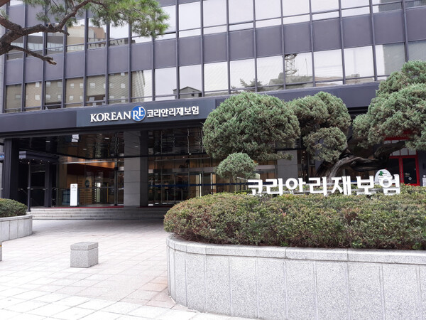 대법원이 공정거래위원회가 코리안리재보험에 댜햐 부과한 과징금이 정당하다고 판단했다. 업계 관행으로 여겨졌던 ‘특약 체제’가 지속 가능하지 않다는 전망이 나온다. /연합뉴스