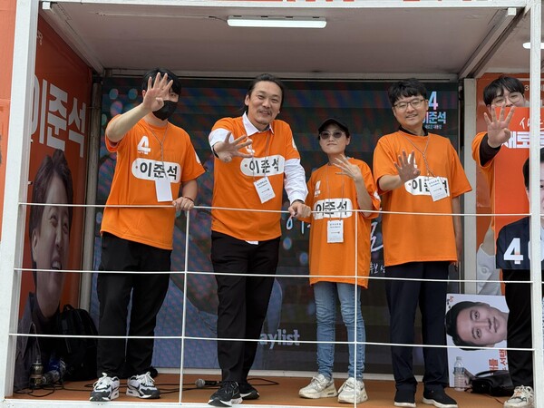 왼쪽에서 두 번째 인물인 개혁신당 이성진 충남도당위원장이 지난 6·3 대선 이준석 후보 유세 활동을 했다. /이성진 위원장 페이스북