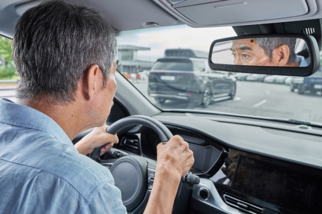 고령운전자의 주요 사고 원인인 페달 오조작을 막기 위한 방지장치 도입 필요성이 커지고 있다. 일본은 이미 애프터마켓용 장치를 제도화했으나, 한국은 장치 개발과 보급 체계가 미비해 빠른 대응이 요구된다. /게티이미지뱅크