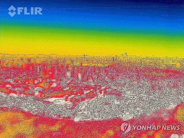 폭염이 계속되는 11일 서울 남산에서 열화상 카메라로 촬영한 시내 모습. 사진 속 높은 온도는 붉은색으로, 낮은 온도는 푸른색으로 표시된다. /연합뉴스
