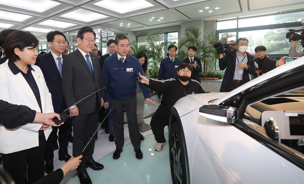 이재명 대통령이 현대자동차 울산공장 홍보관에서 전기차를 살펴보고 있다. /연합뉴스