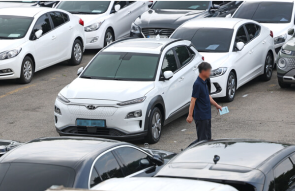 지난해 8월 서울 장안평중고차매매시장에 전기차가 주차되어 있다. /연합뉴스