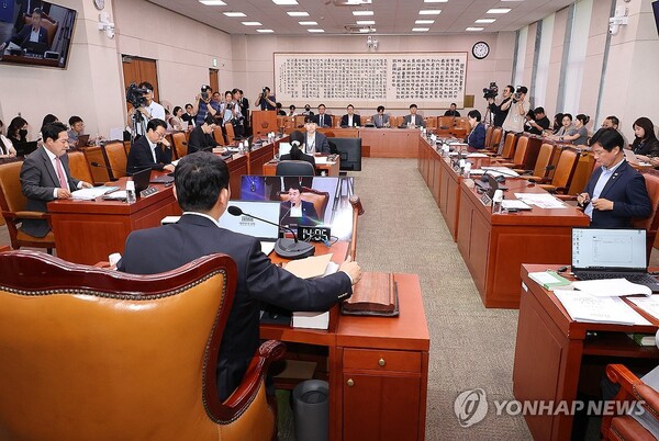 더불어민주당 소속 김용민 소위원장이 11일 국회 법제사법위원회 법안심사제1소위원회에서 열린 상법 추가 개정을 위한 공청회를 개의하고 있다. /연합뉴스