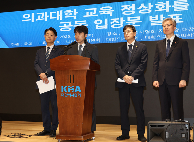 12일 서울 용산구 대한의사협회에서 이선우 대한의과대학·의학전문대학원학생협회 비대위원장이 발언을 하고 있다. /연합뉴스