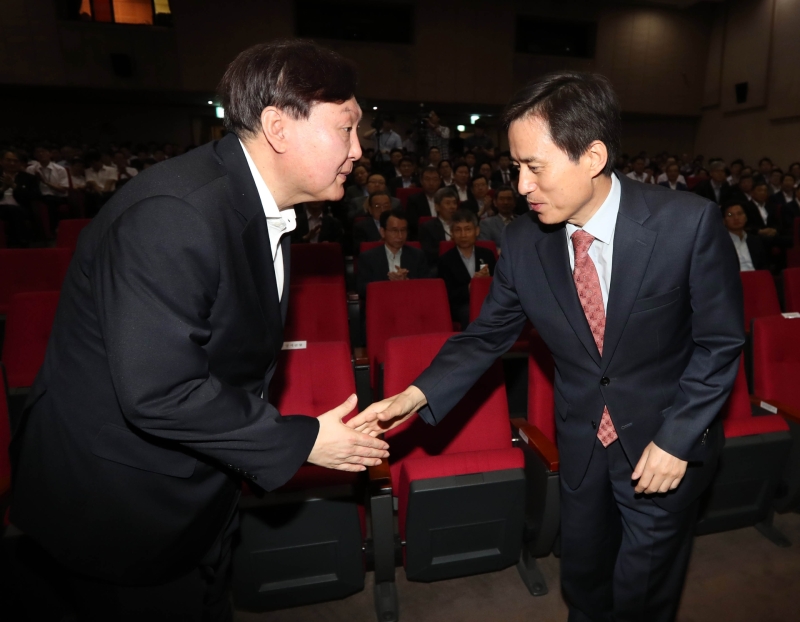 윤석열 전 대통령이 12·3 불법계엄 문건 관련 혐의로 구속되며, 6년 전 검찰총장 자리를 놓고 경쟁했던 조은석 특검과 피의자·수사 책임자로 다시 마주했다. 특검 수사는 윤 전 대통령의 측근들이 잇달아 진술을 번복하면서 급물살을 타고 있다. 사진은  2017년 8월 악수하는 조은석 당시 서울고검장(오른쪽)과 윤석열 당시 중앙지검장. /연합뉴스