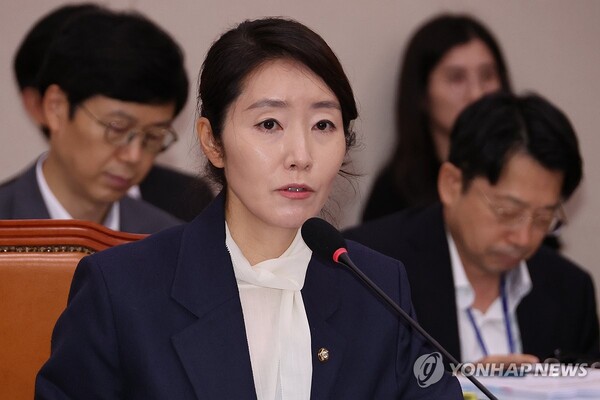 강선우 여성가족부 장관 후보자가 14일 국회 여성가족위원회에서 열린 인사청문회에서 위원의 질문에 답하고 있다. /연합뉴스