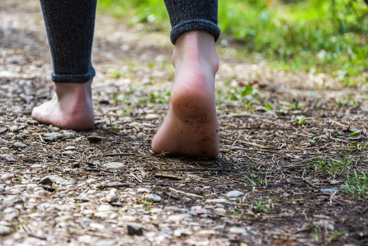 전국에서 맨발 걷기 열풍이 뜨겁다. /게티이미지뱅크