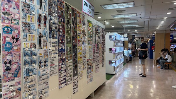 캡슐 뽑기 '가챠' 외에도 '쿠지'라고 불리는 종이 뽑기도 갖춰져 있다. /김성하 기자