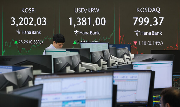 14일 서울 중구 하나은행 본점 딜링룸의 모습. 이날 코스피는 3202.03으로 마감했다. /연합뉴스