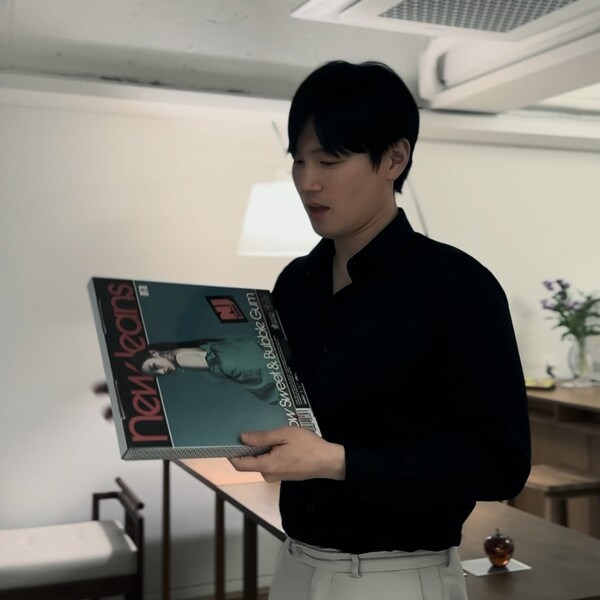 뉴진스의 앨범을 구매한 모습 / 권혁주