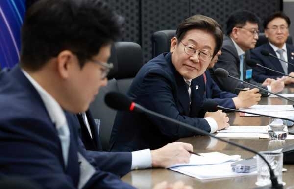 이재명 대통령이 지난달 20일 울산에서 열린 AI 글로벌 협력 기업 간담회서 루닛 서범석 대표의 발언을 듣고 있다. /대통령실통신사진기자단=연합뉴스