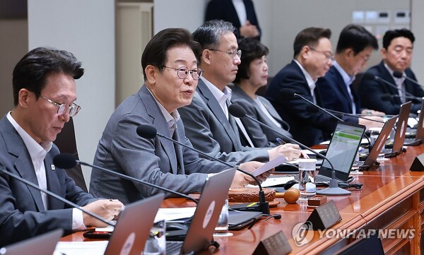 이재명 대통령이 15일 서울 용산 대통령실 청사에서 국무회의를 주재하고 있다. /연합뉴스