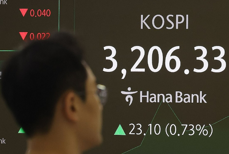 코스피가 장중 3200을 돌파하며 연고점을 경신한 지난 11일 오전 서울 중구 하나은행 본점 딜링룸에서 딜러들이 업무를 보고 있다. /연합뉴스