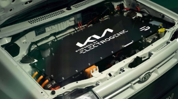 기아 프라이드 5도어 LX 모델의 전기차 개조 사진. /기아영국