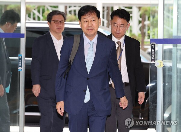 구윤철 경제부총리 겸 기획재정부 장관 후보자가 6월 30일 서울 중구 예금보험공사에 마련된 인사청문회 준비사무실로 들어서고 있다. /연합뉴스